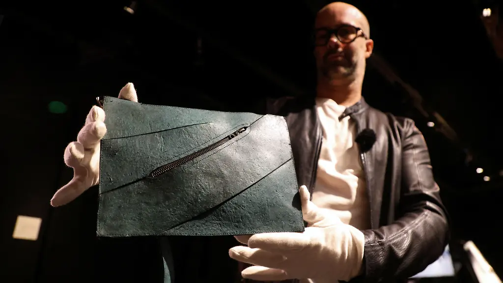 Handtasche aus rekonstruiertem Sauriermaterial bleibt unversteigert