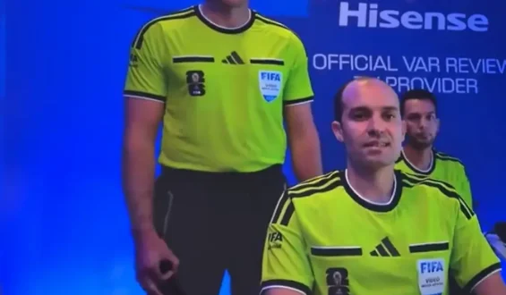 VAR muss sich bei FIFA für umstrittene Geste erklären