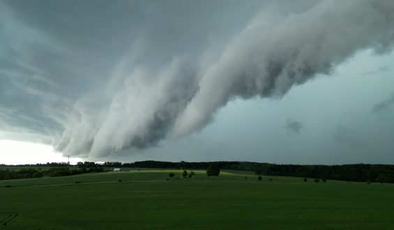 Gewitterfront bringt Turbulenzen zum Wochenstart