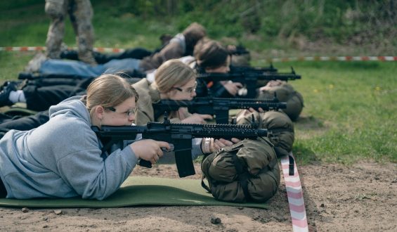 Schießtraining an Schulen in Lettland: Eine neue Pflicht
