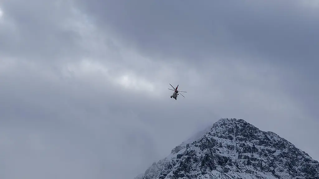 Bergsteiger überlebt Sturz und Nacht im Schnee