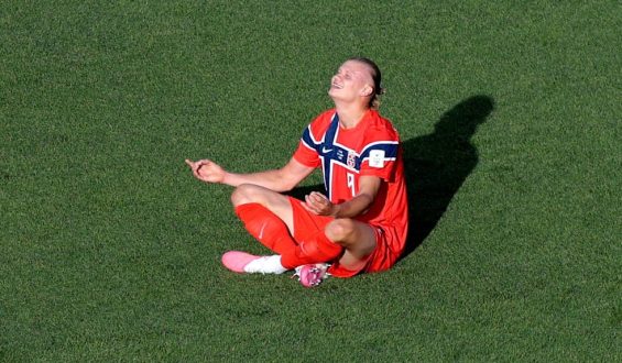 Haaland glänzt mit Doppelpack bei Norwegens WM-Auftakt
