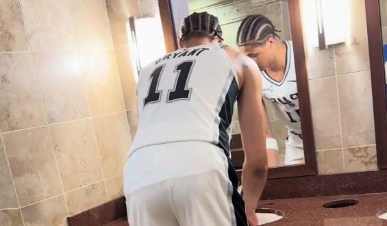 NBA-Star verirrt sich während des Playoff-Spiels ins Fan-WC