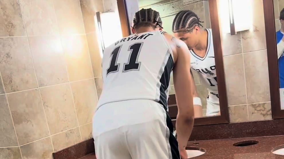 NBA-Star verirrt sich während des Playoff-Spiels ins Fan-WC