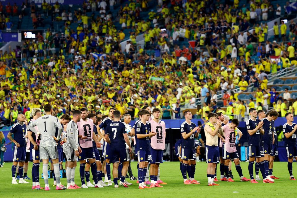 Schottische Fans leeren Bostons Biervorräte, während das Team im Spiel gegen Brasilien schwächelt