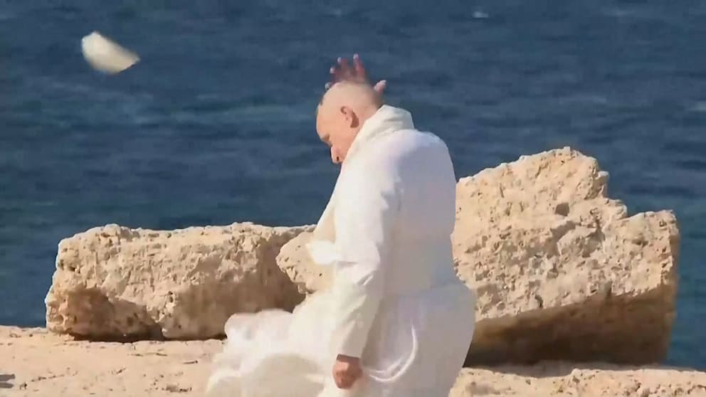 Papstbesuch auf Lampedusa: Überraschender Windstoß sorgt für Lacher