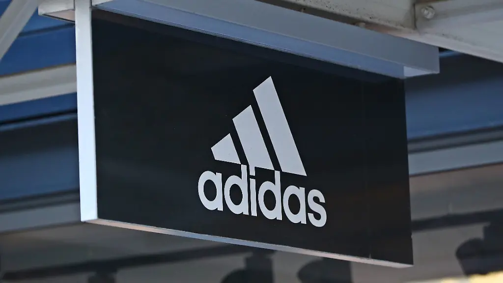 Adidas hebt Wachstumsprognose an, Aktie fällt dennoch
