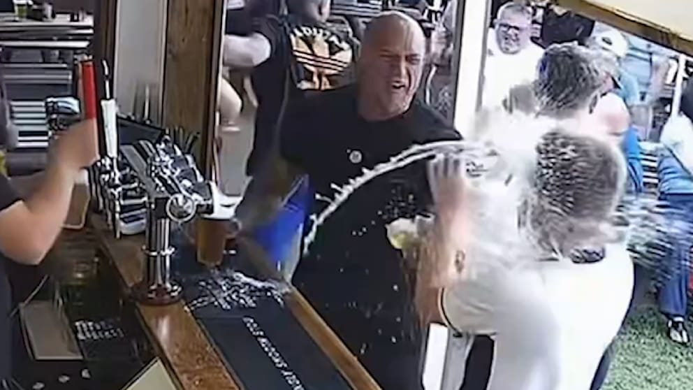 England-Fans feiern Kanes Tor mit Bierdusche