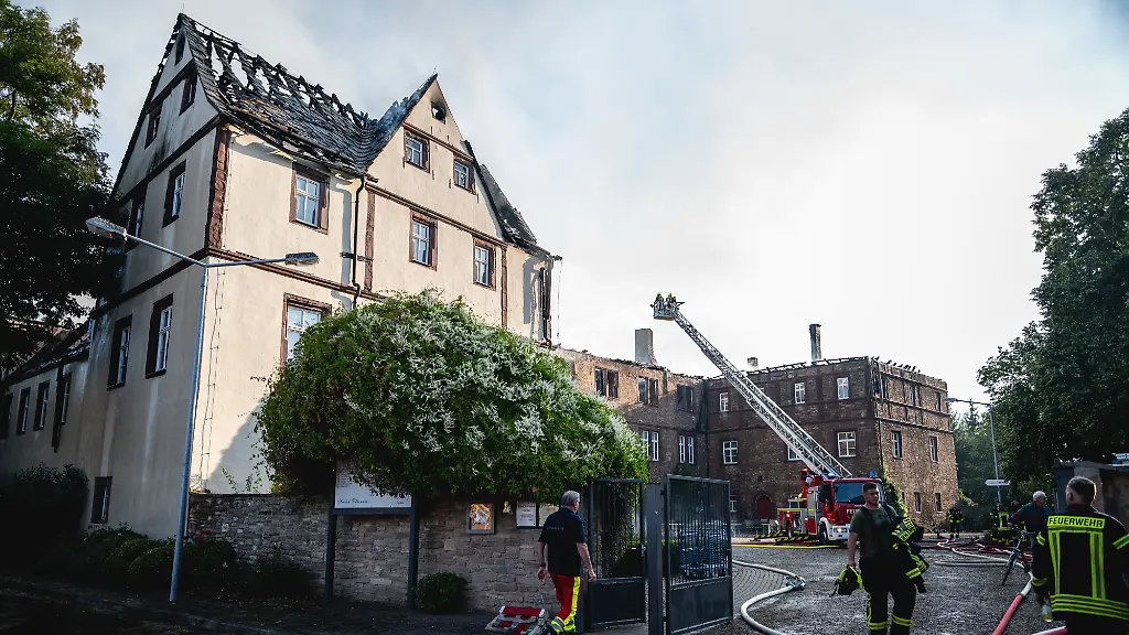 Brand im historischen Schloss Wallhausen verursacht erhebliche Schäden