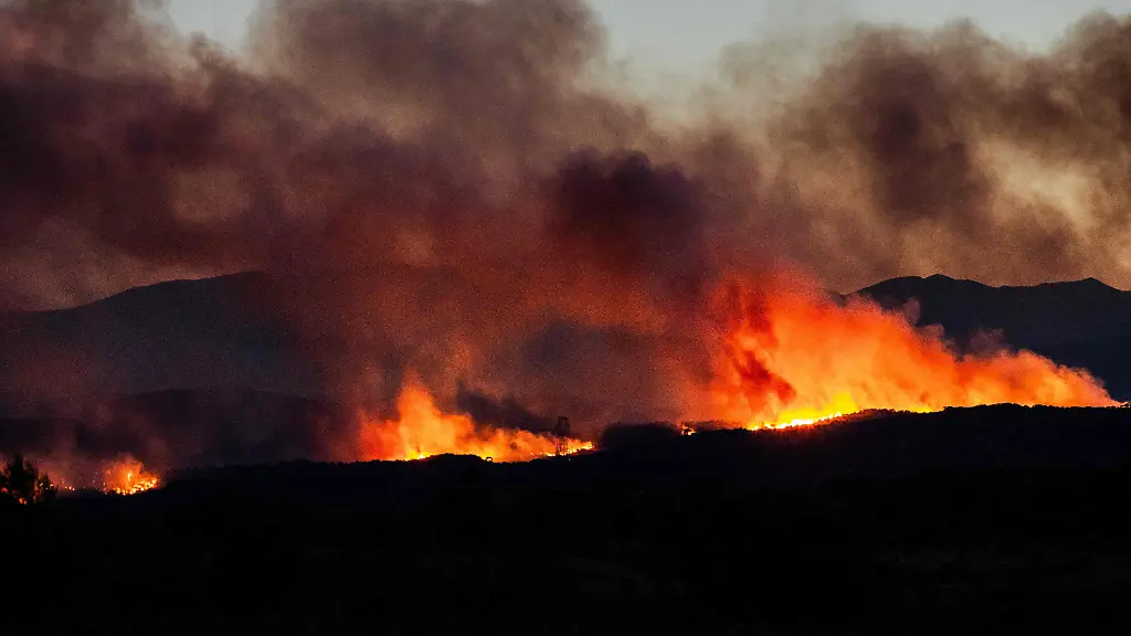 Waldbrände zwingen 10.000 Menschen zur Flucht in Südfrankreich