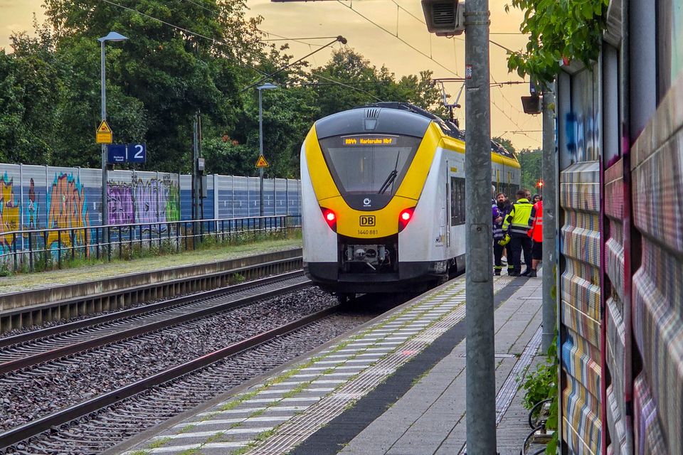 Vorfall bei Karlsruhe: Bahn-Mitarbeiter stürzt aus Zug