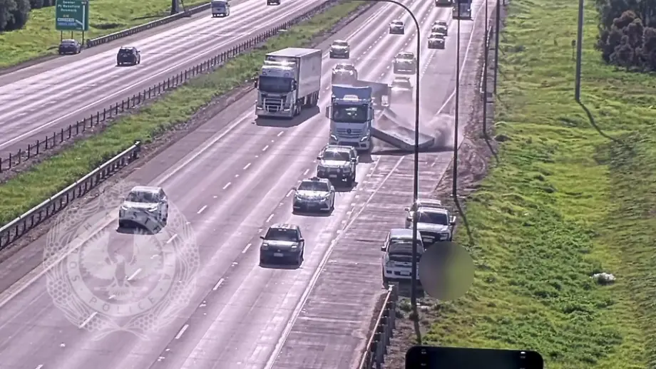 Lkw verliert Betonplatten – Schockmoment auf australischer Autobahn