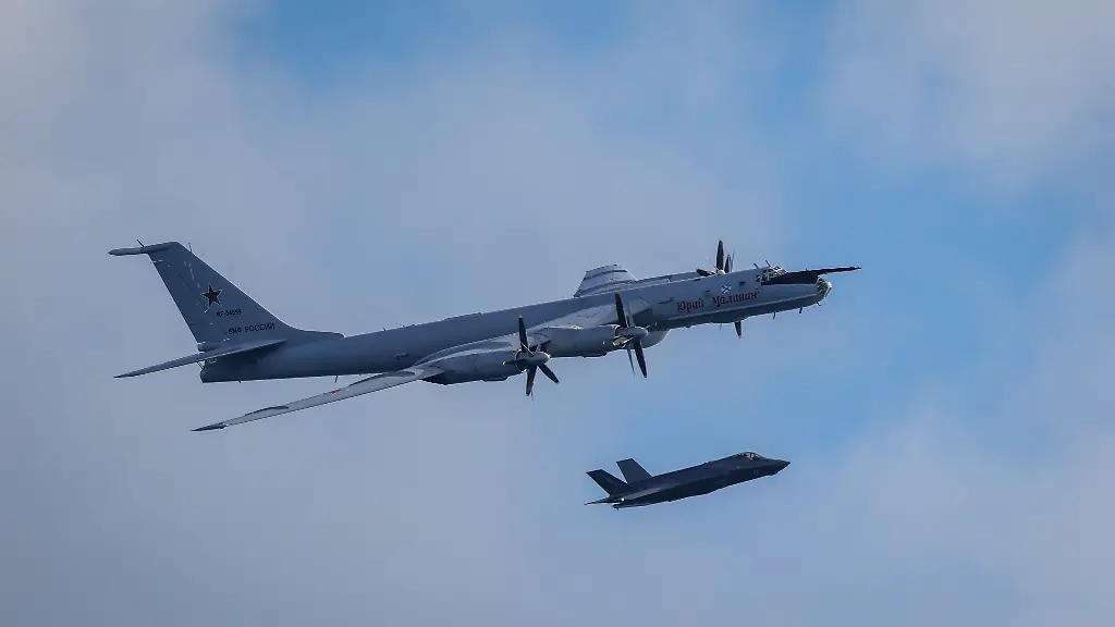 Russischer Seebär wirft Sonarbojen ab: Vorfall nahe britischem Flugzeugträger