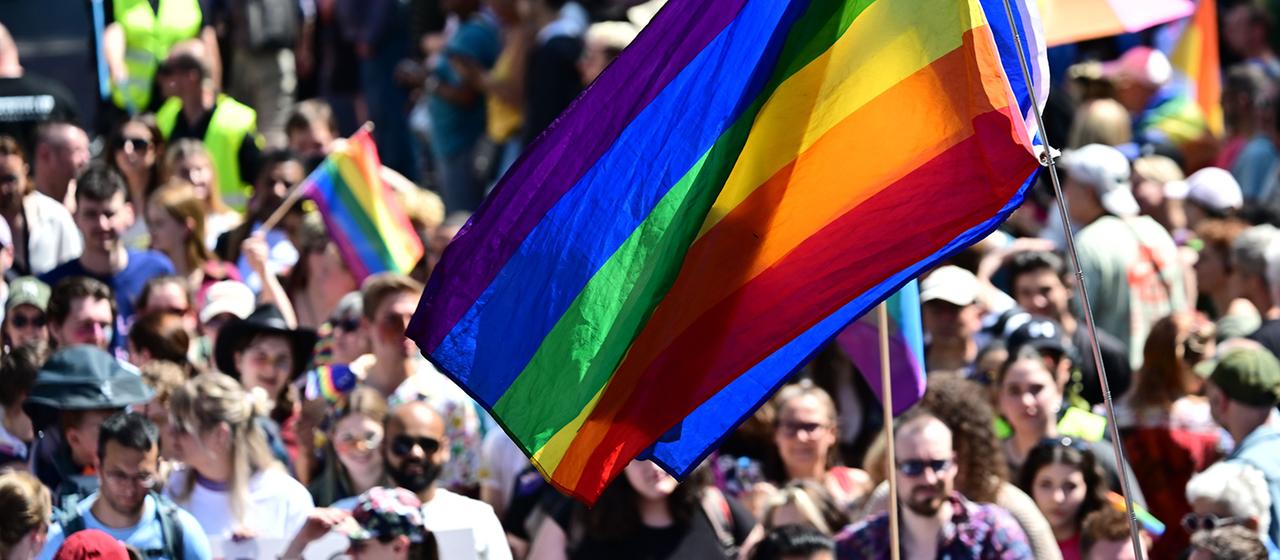 CSD-Paraden am Wochenende: Sicherheitsvorkehrungen und Herausforderungen