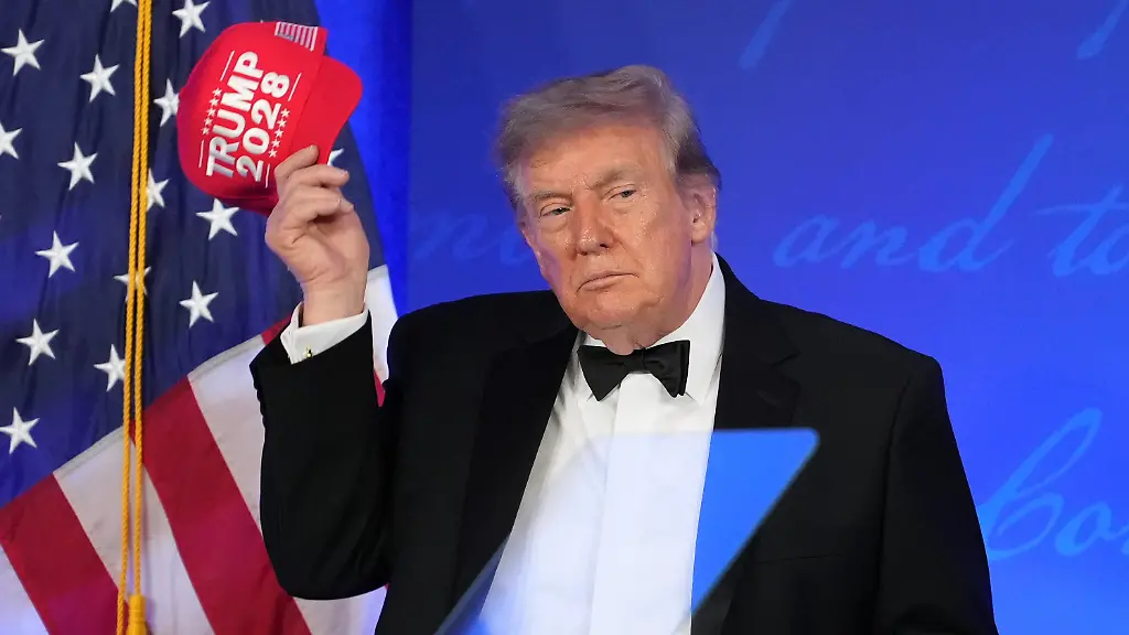 Donald Trump teilt bei Nachholtermin des Gala-Dinners gegen Medien aus