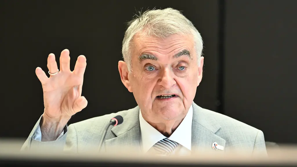 NRW-Innenminister ermahnt Kritiker von Kanzler Merz