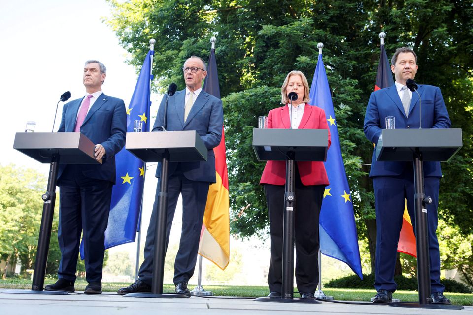 Kritik am Reformpaket: Vertrauen der Bevölkerung in die Regierung
