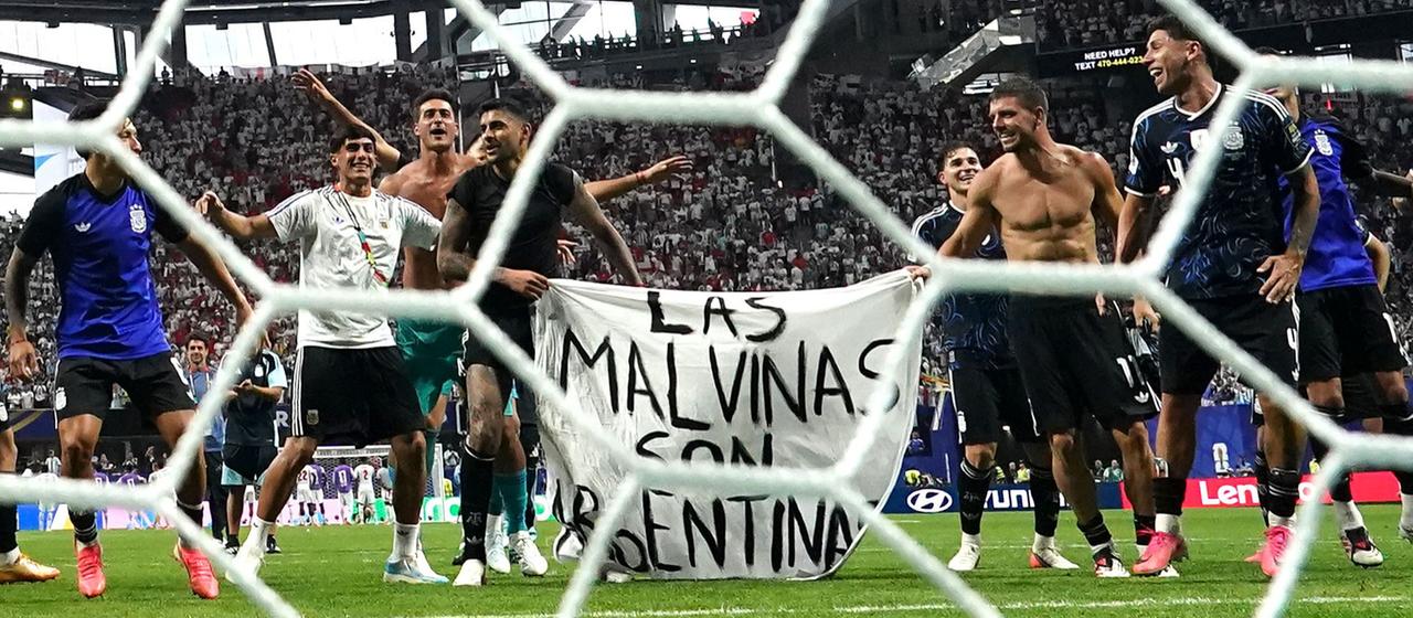 Nach Argentiniens Halbfinal-Sieg Das Falkland-Banner wirkt nach