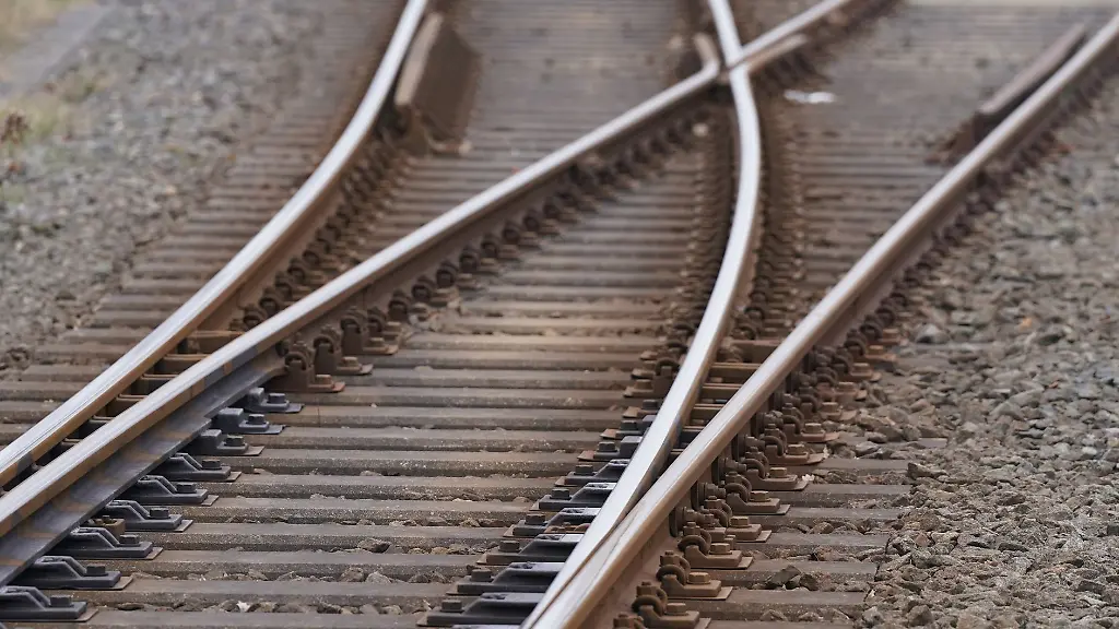 Zug kollidiert mit Steinen auf den Bahngleisen in Baden-Württemberg