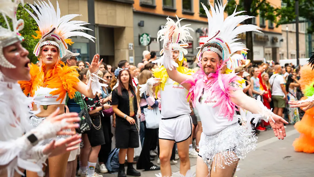 Gemeinschaft und Widerstand: Der Kölner CSD im Fokus