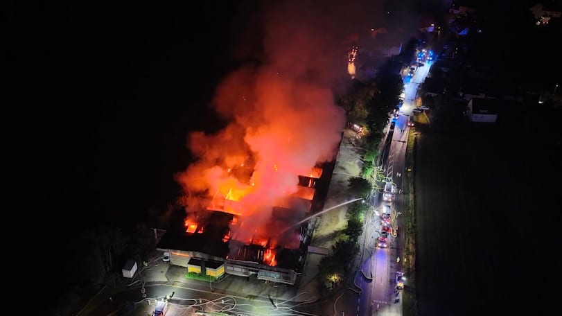 Brand in Lagerhalle in Bayern: Tausende Särge betroffen