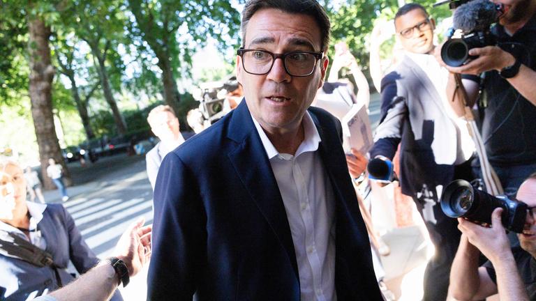Starmer Verabschiedet Sich: Ein Schritt mit einem Lächeln