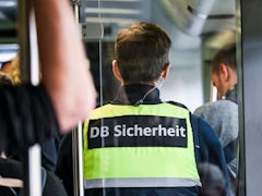 Bahnmitarbeiter aus Zug gestürzt: Zweifel am Angriff