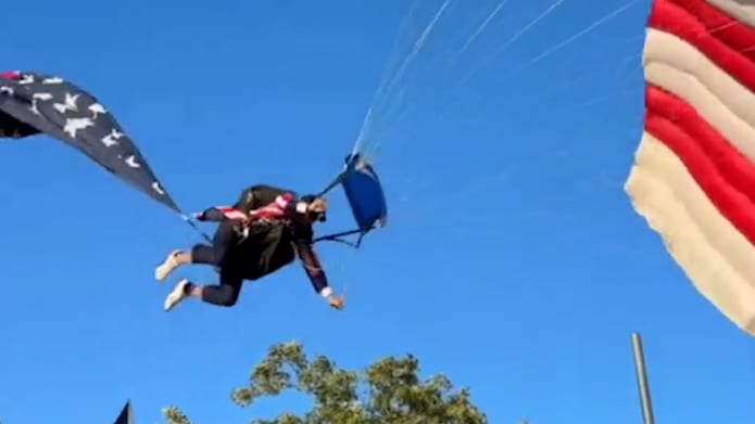 Missglückte Landung bei Fallschirmsprung während Rodeo-Event