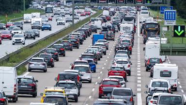 Ferienzeit und Verkehrsprobleme auf Autobahnen