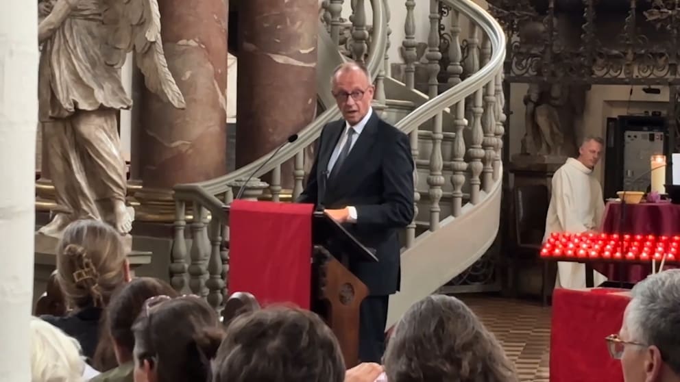 Kanzler Merz beim Gedenken-Gottesdienst: Appell zur Wiederaufnahme des Feierns