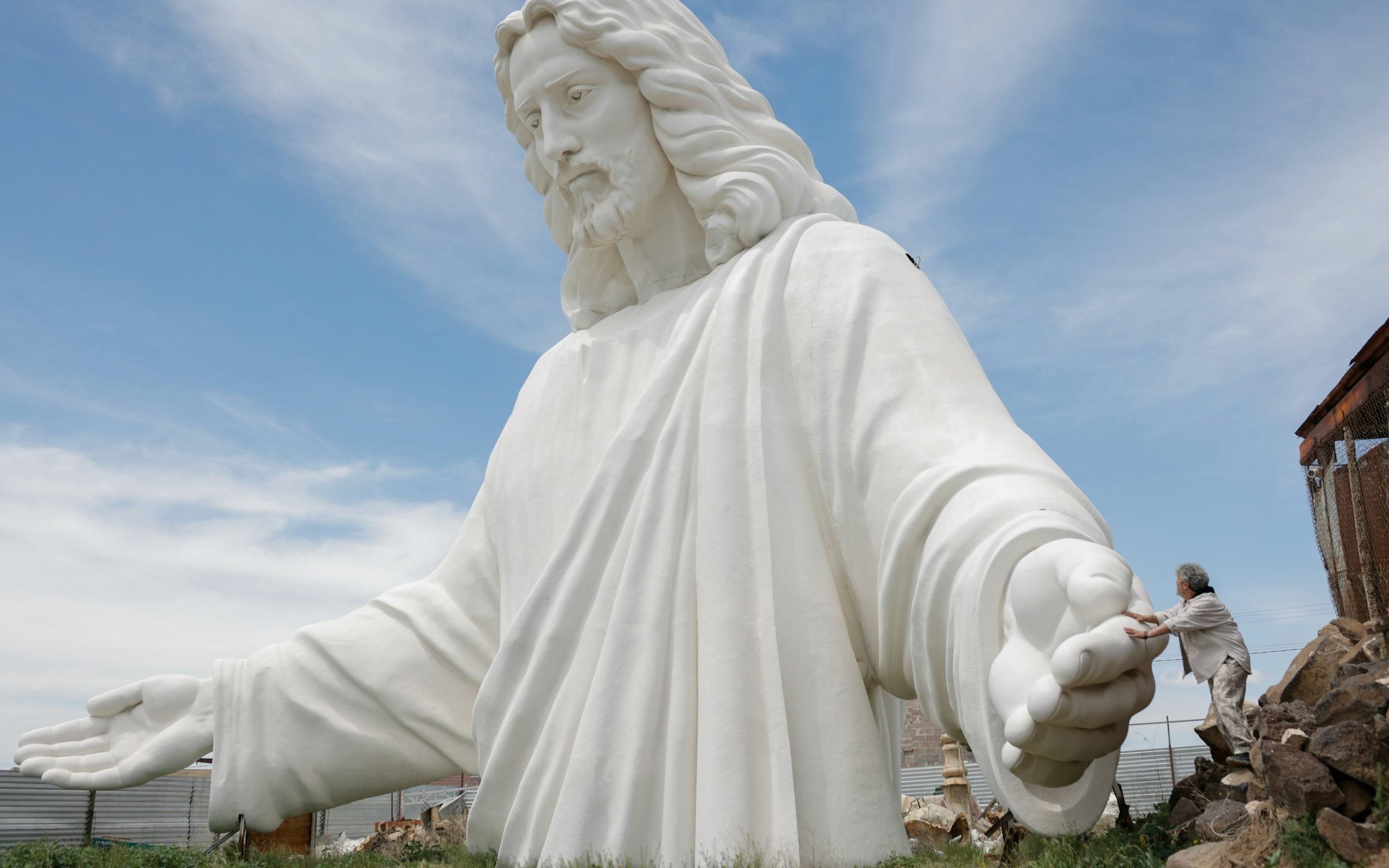 Errichtung einer der größten Jesus-Statuen in Armenien
