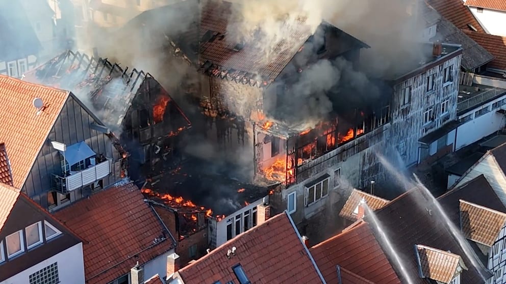 Großeinsatz in Hessen: Historische Fachwerkhäuser in Flammen