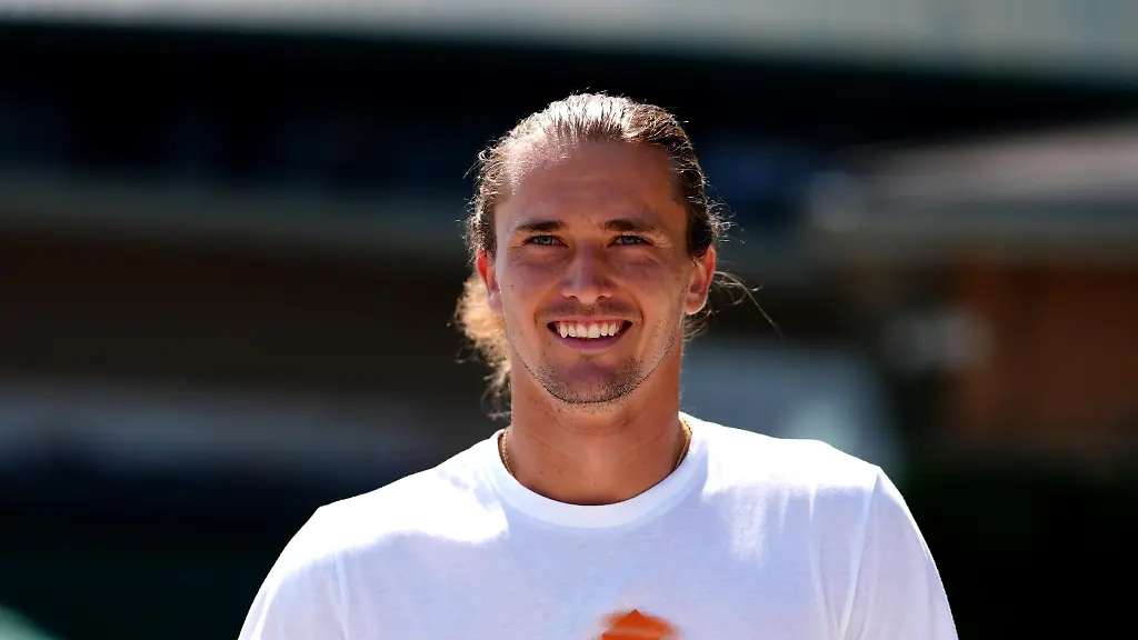 Alexander Zverev entspannt auf Ibiza mit Sophia Thomalla und Dackel Mishka