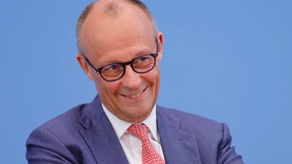 Die politische Bühne: Ein kritischer Blick auf Merz’ Regierung