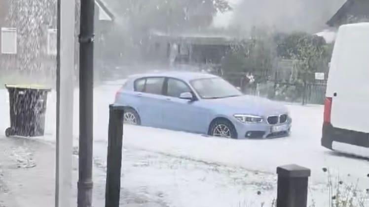 Unwetter in Norddeutschland: Hagel zerstört Fahrzeuge