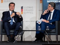 Kontroverse um Ludwig-Erhard-Gipfel: Forderungen nach Transparenz im bayerischen Landtag