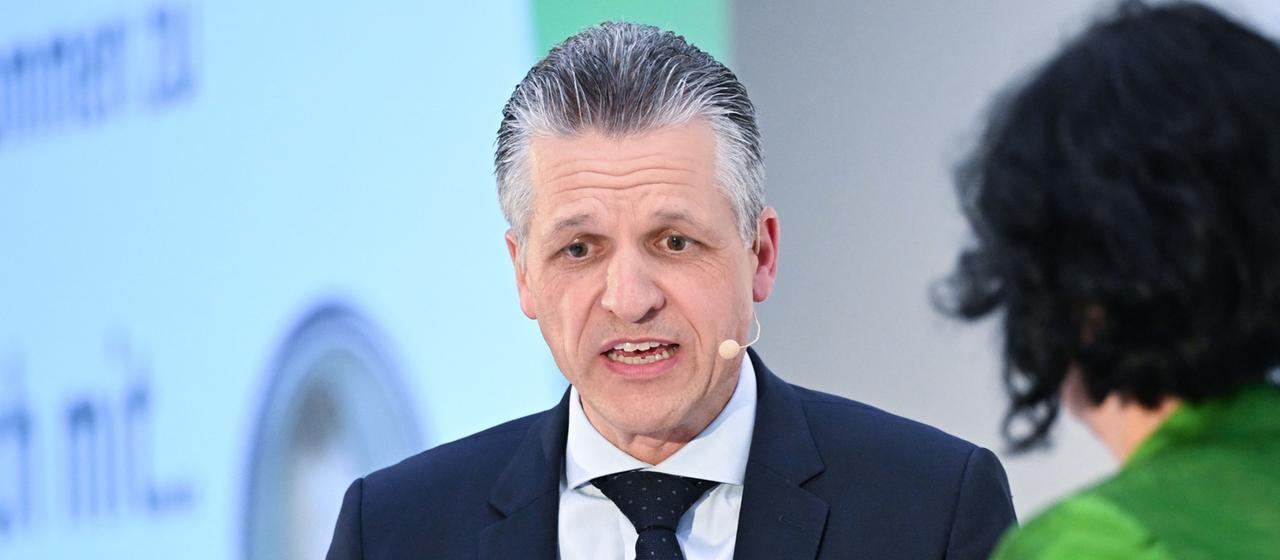 Herausforderungen bei der Regierungsumbildung: Der Fall Schnieder