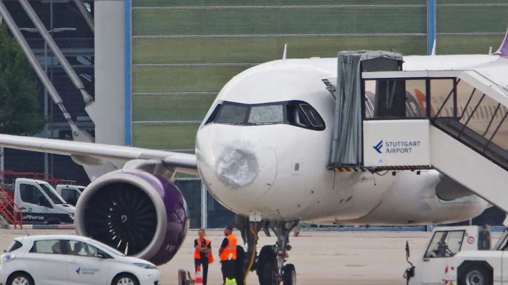 Airbus-Maschine landet mit beschädigter Nase nach Flug durch Superzelle in Stuttgart