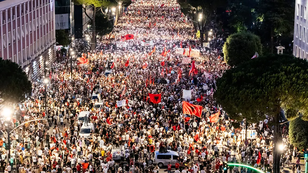 Zehntausende protestieren gegen Bauprojekt in Albanien