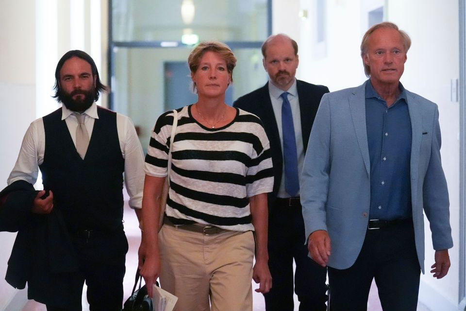 Angeklagte wegen Verdunkelungshandlung auf dem Weg ins Gericht