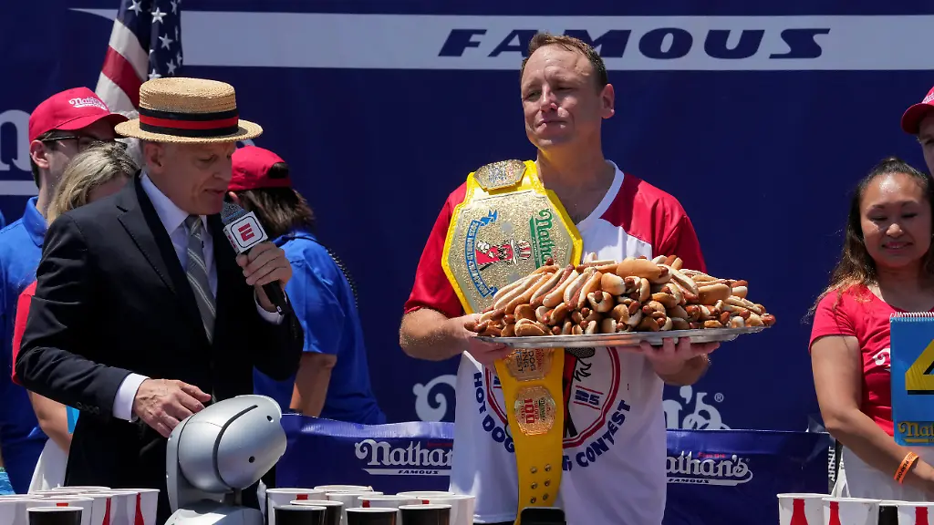Joey Chestnut verteidigt Titel bei Hotdog-Wettessen trotz Hitze
