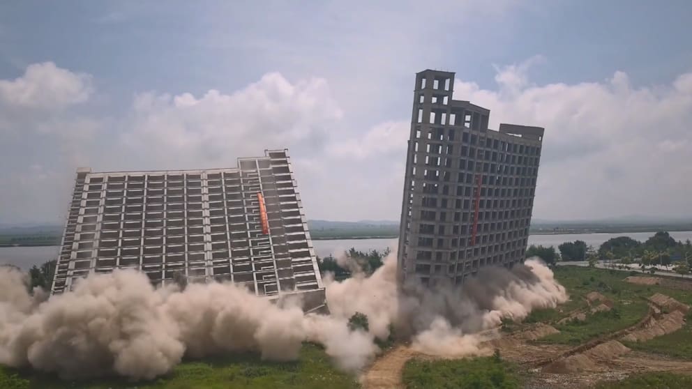 Sprengung unfertiger Gebäude in Dandong, China