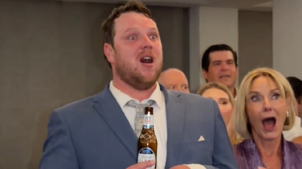 Vater überrascht mit Kindheitsaufnahme auf der Hochzeit