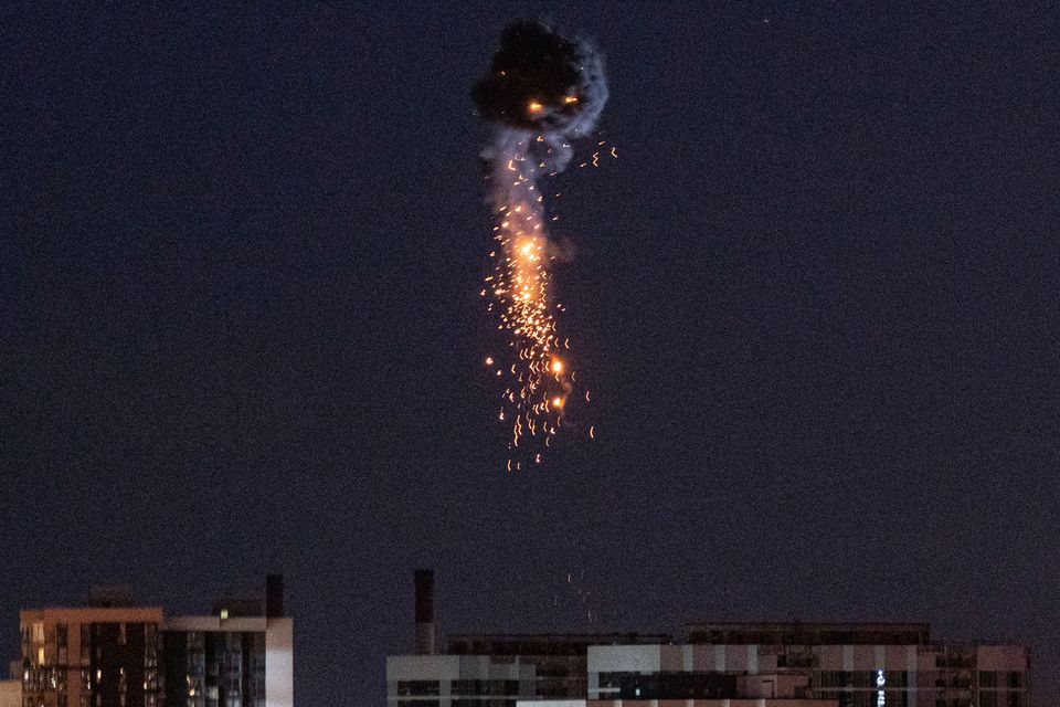 Russland fliegt schwere Angriffe auf die Ukraine: Schäden in Kyjiw