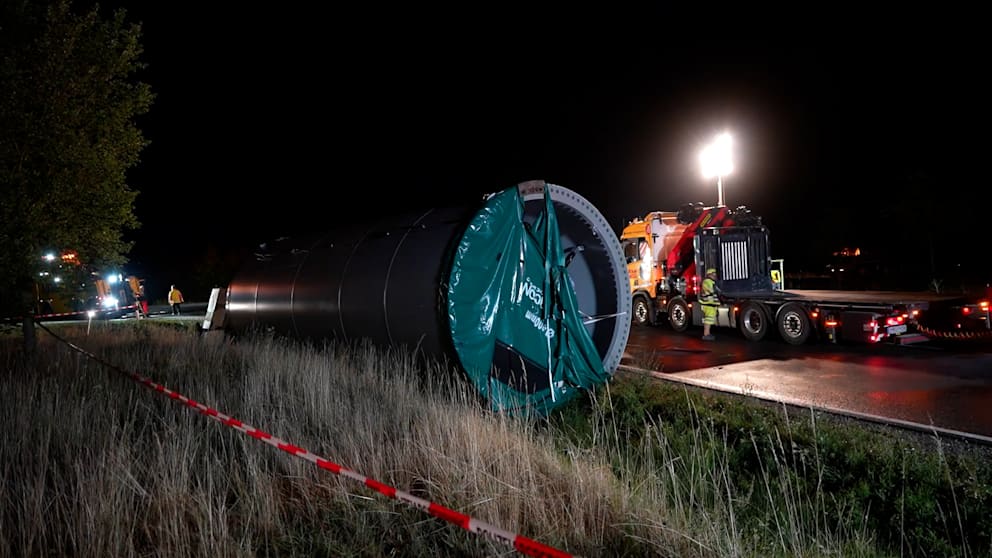 Unfall auf der B8 und B299: Windrad-Bauteil stürzt ab