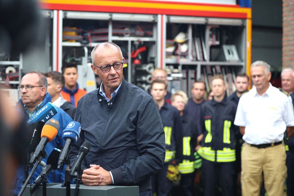 Kanzler Merz besucht Waldbrandgebiet in der Eifel