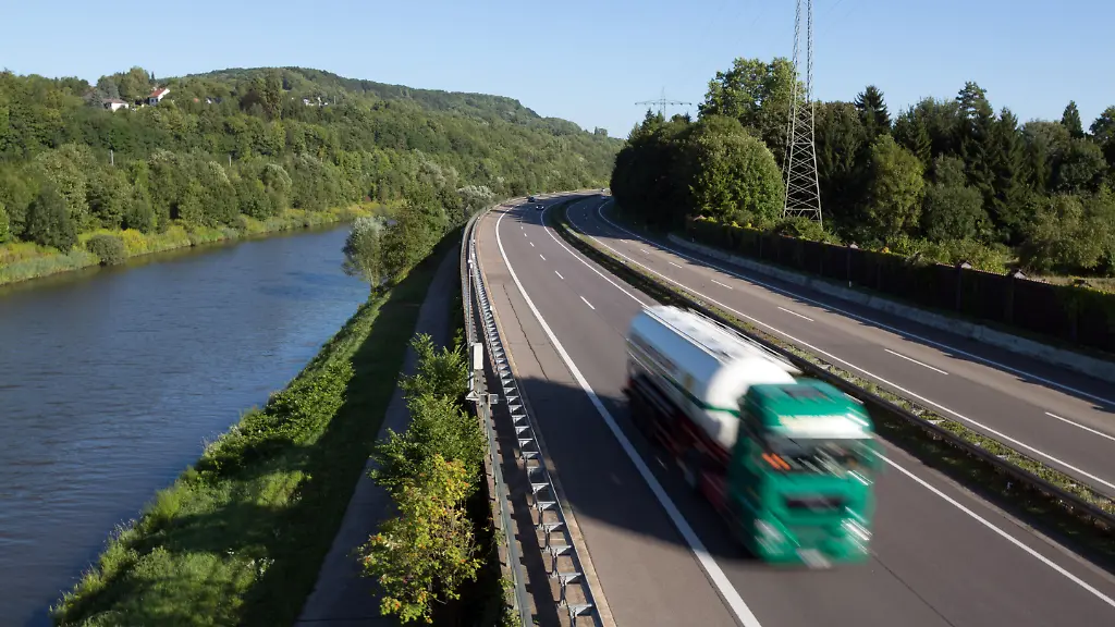 Lockerung des Sonntagsfahrverbots für Lkw in Rheinland-Pfalz und Saarland