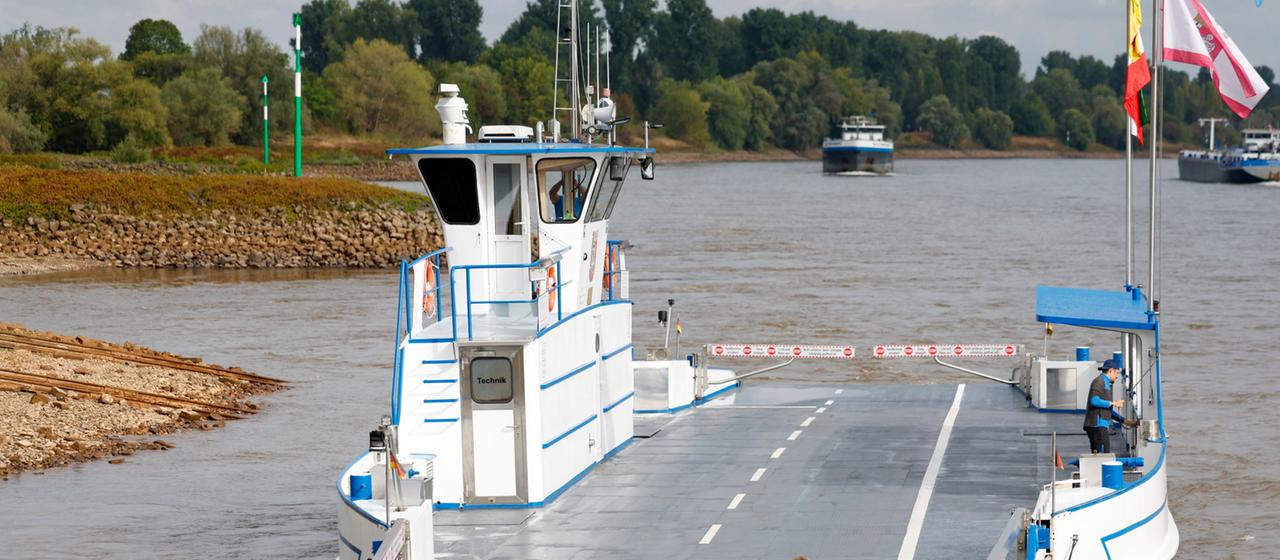 Regen bringt Erleichterung im Rhein: Fähren fahren wieder, Binnenschiffe kämpfen weiter