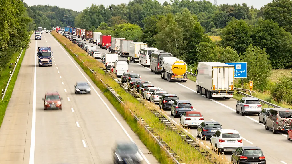 Niedrigwasser zwingt Bundesländer zum Aussetzen des Sonntagsfahrverbots für Lkw