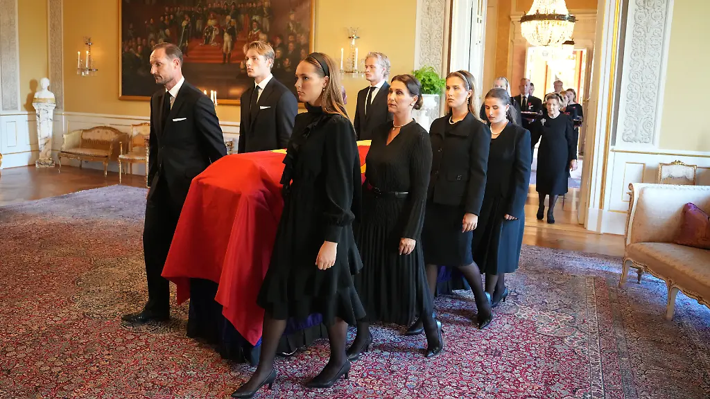 Königsfamilie führt Sarg von Harald V. in die Schlosskapelle über